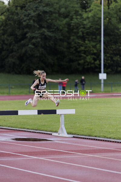 Athletin springt über Hindernis
