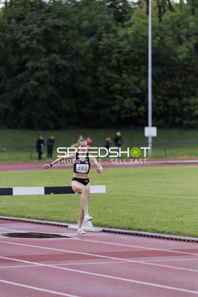 Athletin mit Startnummer 183