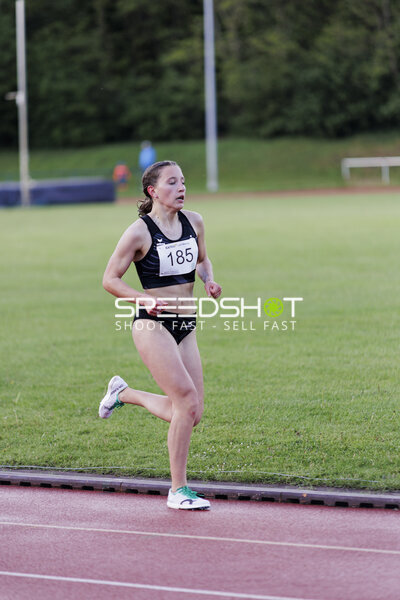 Athletin mit Startnummer 185