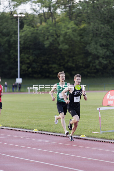 Läufer mit Startnummern 111 und 3