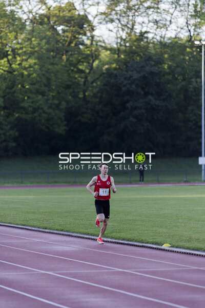 Läufer mit Startnummer 11