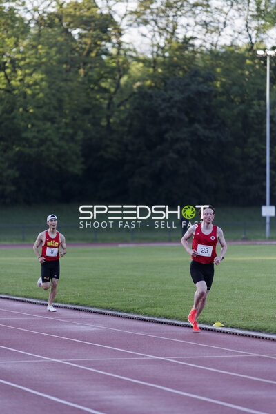 Läufer mit Nummer 8 und 25
