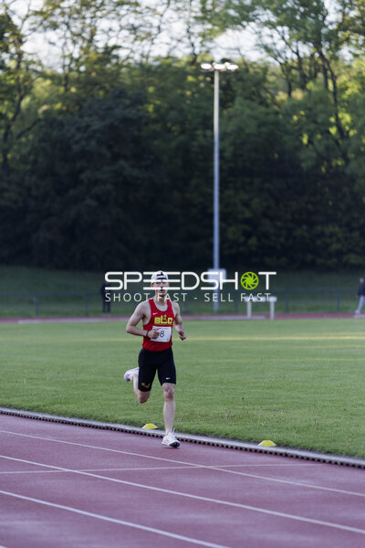 Läufer mit Startnummer 8