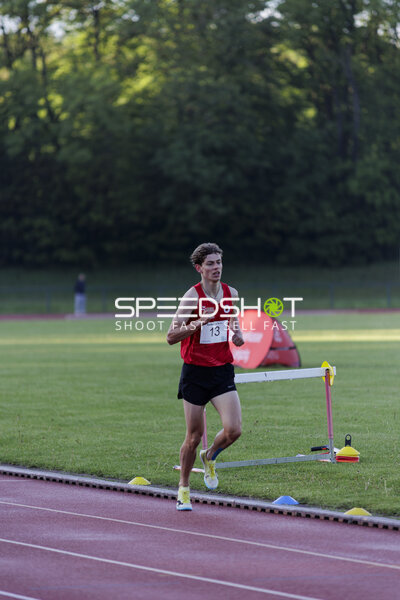 Läufer mit Startnummer 13