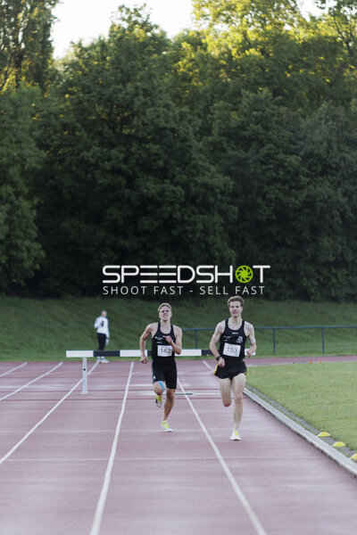 Läufer mit Startnummern 142 und 153