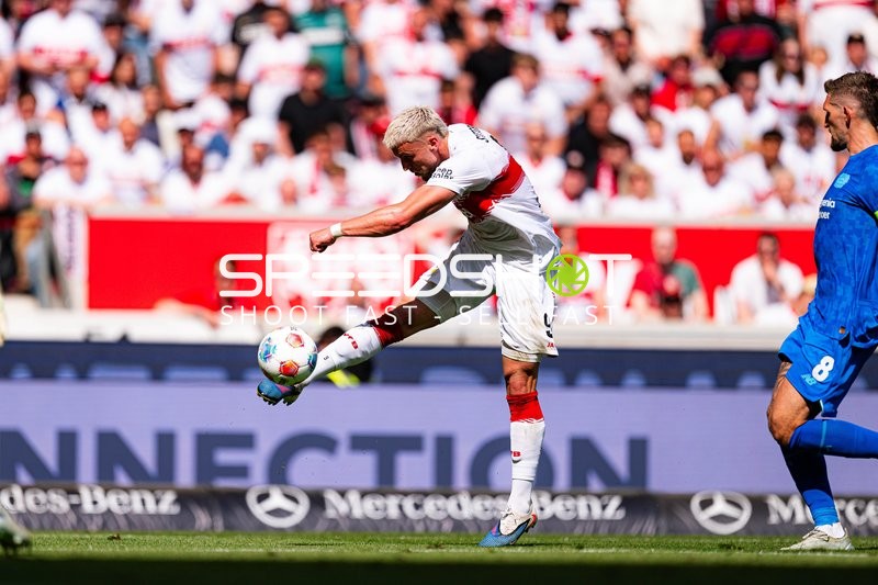 Schuss von Ermedin Demirovic (9; VfB Stuttgart) in Aktion