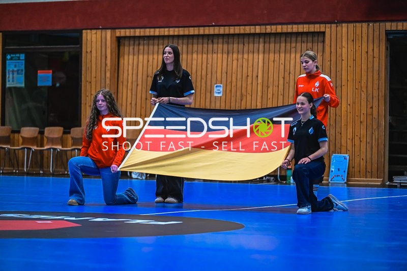 Personen mit Deutschland-Flagge