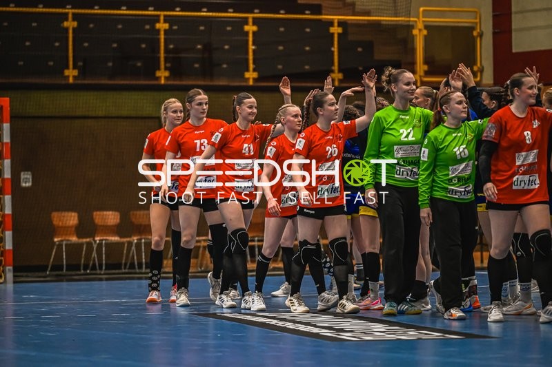Szene mit Lea-Sophie Graich (73; TV Hannover-Badenstedt U19) und Teamkollegen