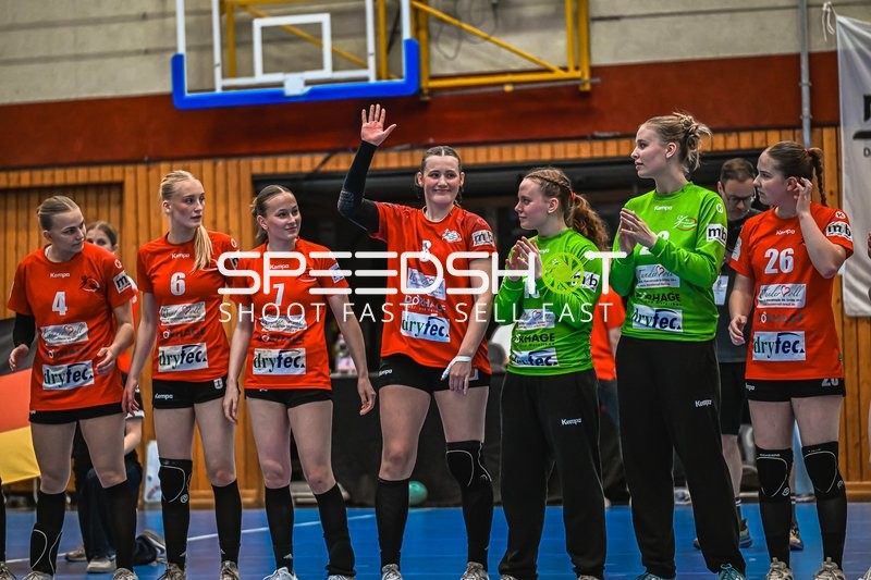 Szene mit Nelli Scharf (4; TV Hannover-Badenstedt U19) und 10; Buxtehude SV U19