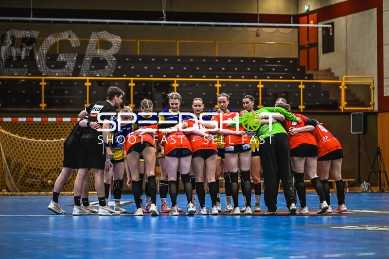 Szene mit Nelli Scharf (4; TV Hannover-Badenstedt U19) und Carlotta Behrens (1; Buxtehude SV U19)