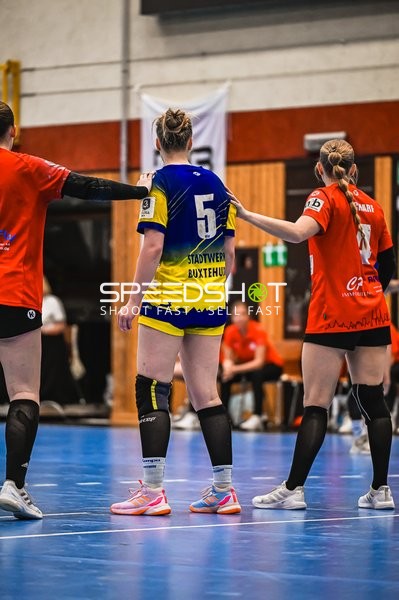 Szene mit Carlotta Fröhlich (5; Buxtehude SV U19) und Nelli Scharf (4; TV Hannover-Badenstedt U19)