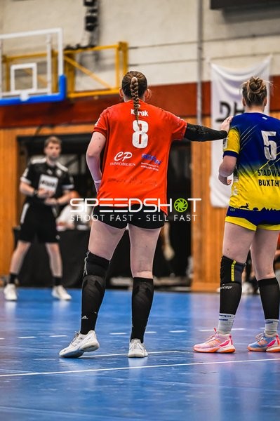 Szene mit Nele Kurok (8; TV Hannover-Badenstedt U19) und Carlotta Fröhlich (5; Buxtehude SV U19)