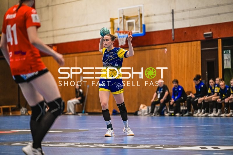 Szene mit Lina Steinecke (16; Buxtehude SV U19) und Jule-Marie Jördens (41; TV Hannover-Badenstedt U19)