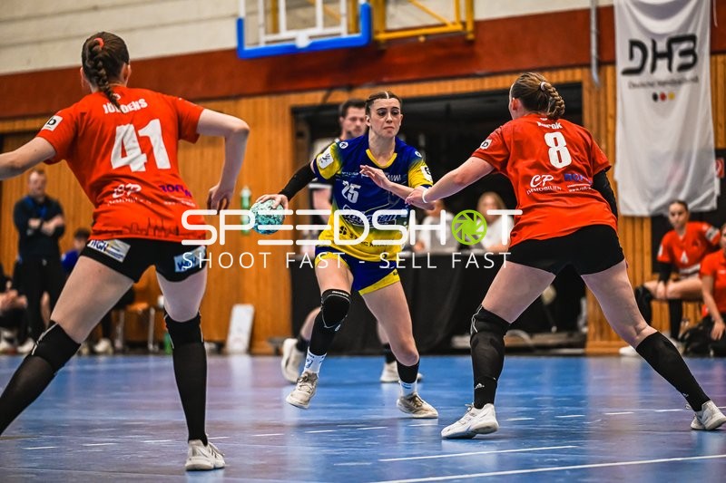 Szene mit Siri Kuhnert (25; Buxtehude SV U19) und Gegnerinnen
