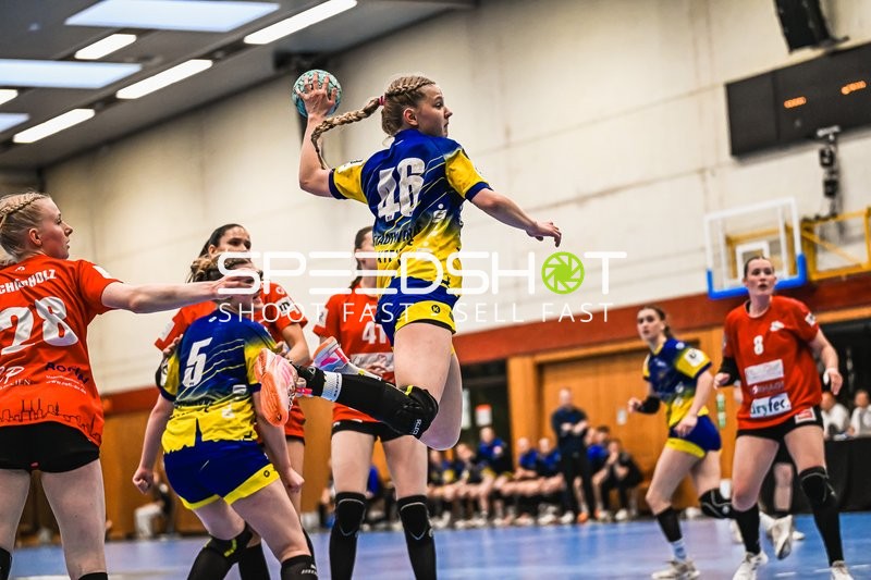 Szene mit Leni Stolle (46; Buxtehude SV U19) und Charlotte Schierholz (28; TV Hannover-Badenstedt U19)