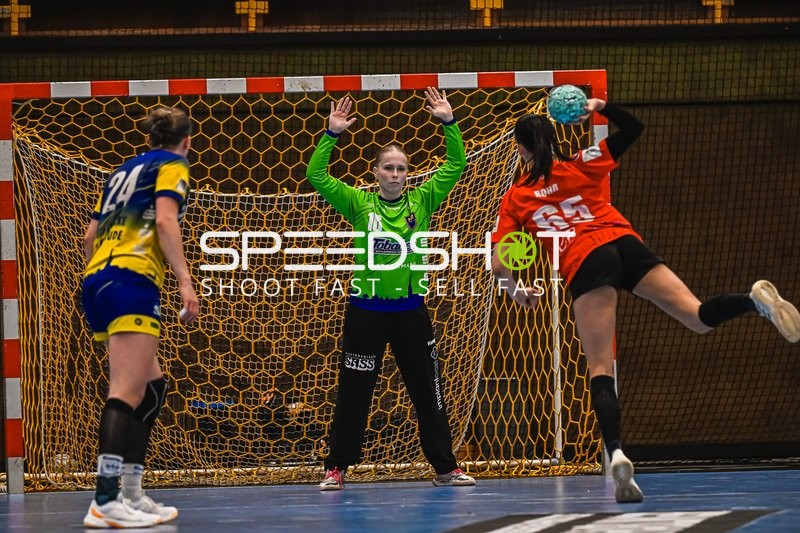 Szene mit Enna Lene Oberländer (24; Buxtehude SV U19) und Chiara Lavinia Rohr (65; TV Hannover-Badenstedt U19)