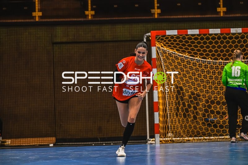 Szene mit Chiara Lavinia Rohr (65; TV Hannover-Badenstedt U19) und Lina Steinecke (16; Buxtehude SV U19)