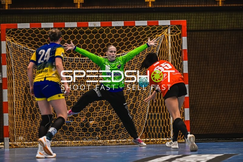 Szene mit Enna Lene Oberländer (24; Buxtehude SV U19) und Chiara Lavinia Rohr (65; TV Hannover-Badenstedt U19)