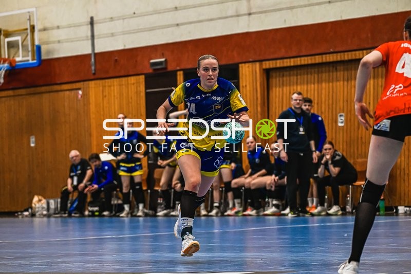 Szene mit Paula Mews (14; Buxtehude SV U19) und Enna Lene Oberländer (24; Buxtehude SV U19)