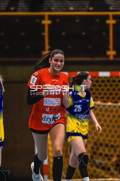 Szene mit Chiara Lavinia Rohr (65; TV Hannover-Badenstedt U19) und Siri Kuhnert (25; Buxtehude SV U19)
