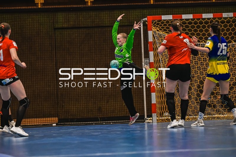 Szene mit 11; TV Hannover-Badenstedt U19 und Siri Kuhnert (25; Buxtehude SV U19)