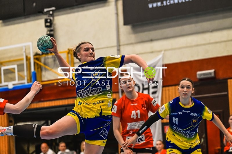 Szene mit Carlotta Fröhlich (5; Buxtehude SV U19) und Jule-Marie Jördens (41; TV Hannover-Badenstedt U19)