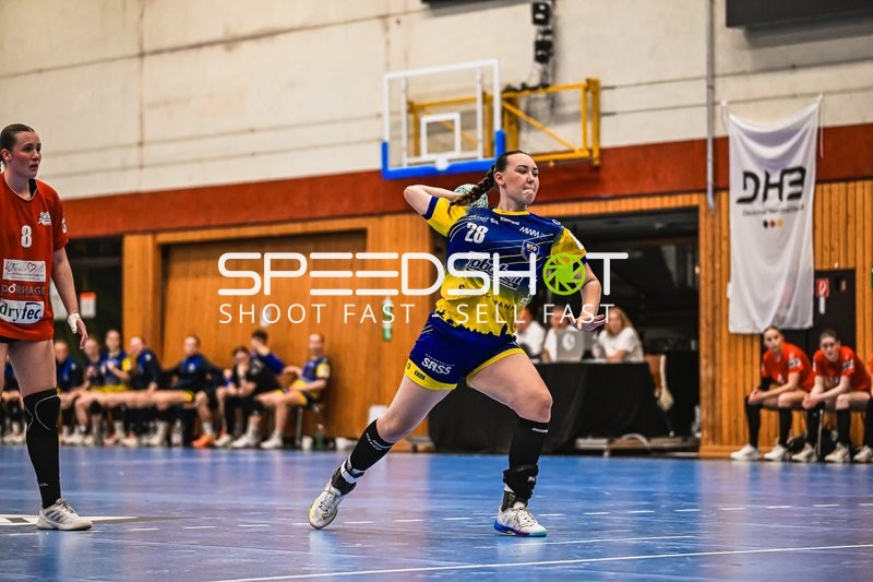 Szene mit Tessa Pieperjohanns (28; Buxtehude SV U19) und Nele Kurok (8; TV Hannover-Badenstedt U19)