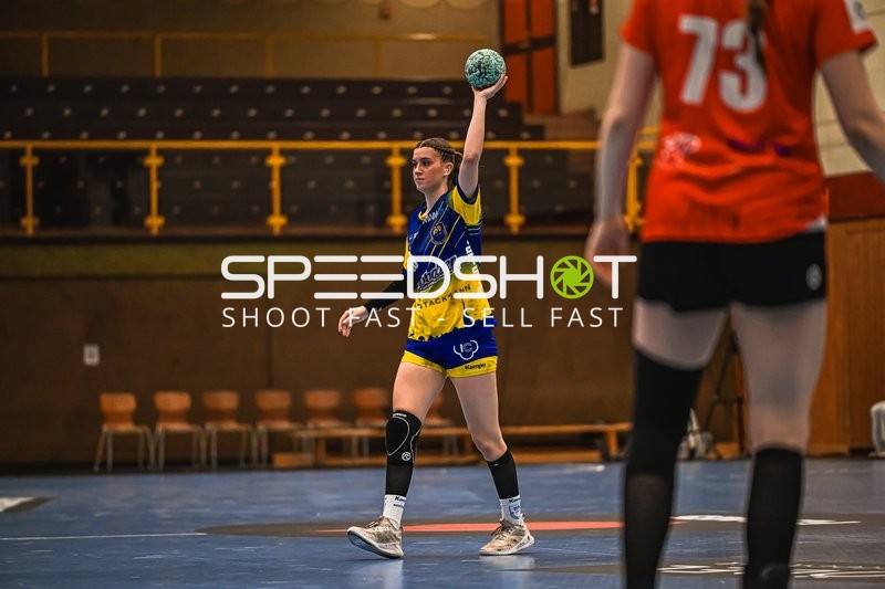 Szene mit Lolle Ida Schlemminger (8; Buxtehude SV U19) und Lea-Sophie Graich (73; TV Hannover-Badenstedt U19)