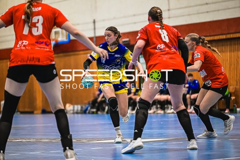 Szene mit Enna Thöming (11; Buxtehude SV U19) und Lea-Sophie Graich (73; TV Hannover-Badenstedt U19)