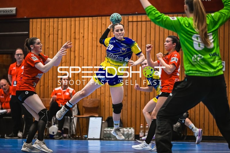 Szene mit Caja Sophie Sundermann (29; Buxtehude SV U19) und Nele Kurok (8; TV Hannover-Badenstedt U19)
