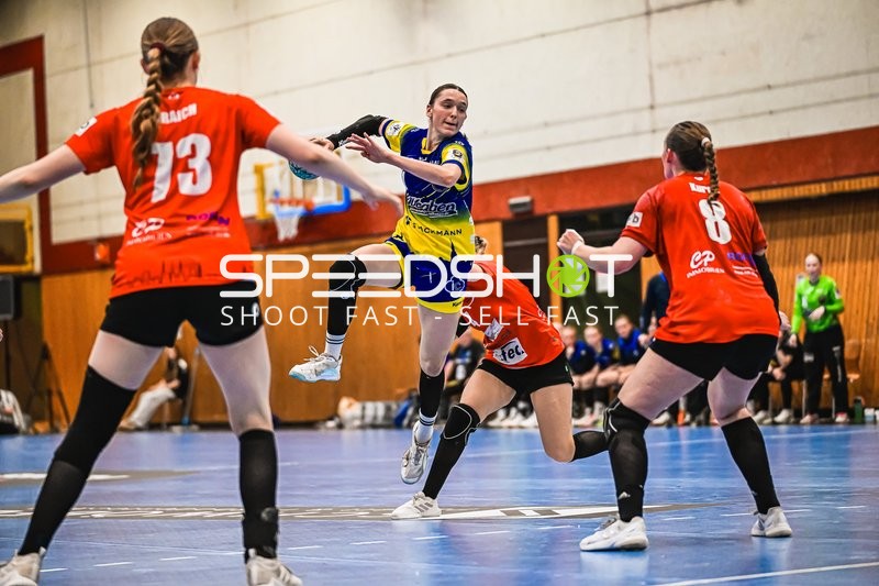 Szene mit Lolle Ida Schlemminger (8; Buxtehude SV U19) und Lea-Sophie Graich (73; TV Hannover-Badenstedt U19)