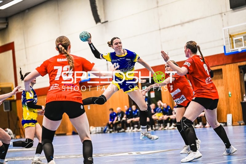 Szene mit Enna Thöming (11; Buxtehude SV U19) und Lea-Sophie Graich (73; TV Hannover-Badenstedt U19)
