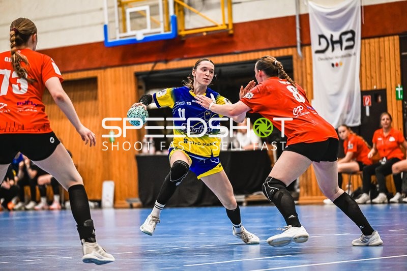 Szene mit Enna Thöming (11; Buxtehude SV U19) und Lea-Sophie Graich (73; TV Hannover-Badenstedt U19)