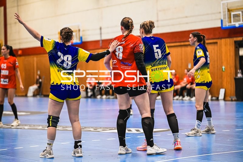 Szene mit Caja Sophie Sundermann (29; Buxtehude SV U19), Nele Kurok (8; TV Hannover-Badenstedt U19) und Carlotta Fröhlich (5; Buxtehude SV U19)