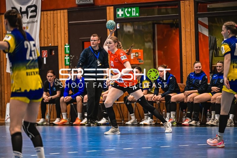Szene mit Lea-Sophie Graich (73; TV Hannover-Badenstedt U19) und Siri Kuhnert (25; Buxtehude SV U19)