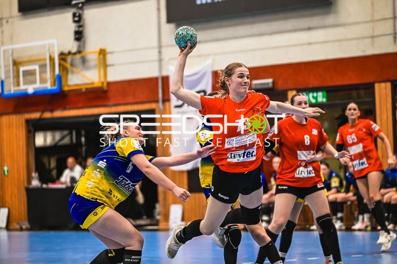 Szene mit Lea-Sophie Graich (73; TV Hannover-Badenstedt U19) und Carlotta Fröhlich (5; Buxtehude SV U19)