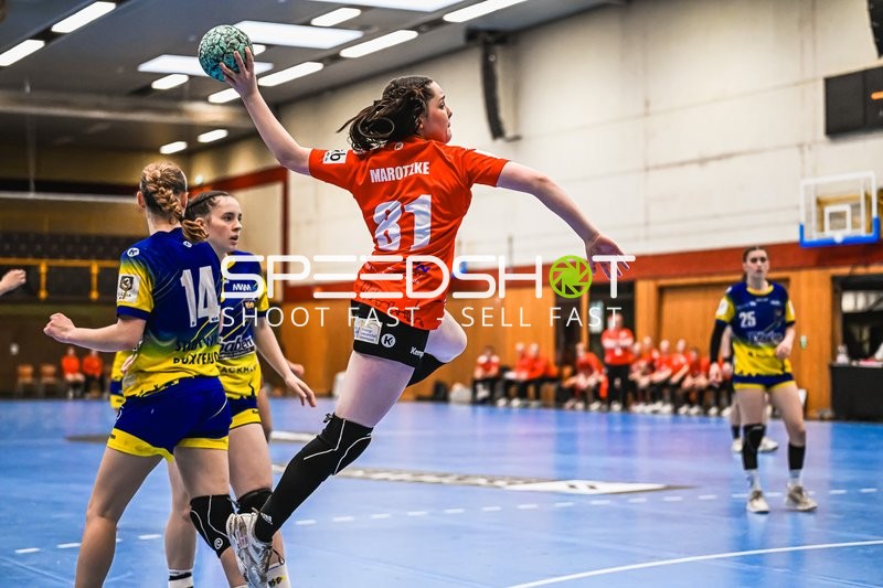 Szene mit Lea Marotzke (81; TV Hannover-Badenstedt U19) und Paula Mews (14; Buxtehude SV U19)