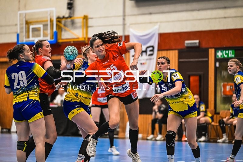 Szene mit Chiara Lavinia Rohr (65; TV Hannover-Badenstedt U19) und Caja Sophie Sundermann (29; Buxtehude SV U19)