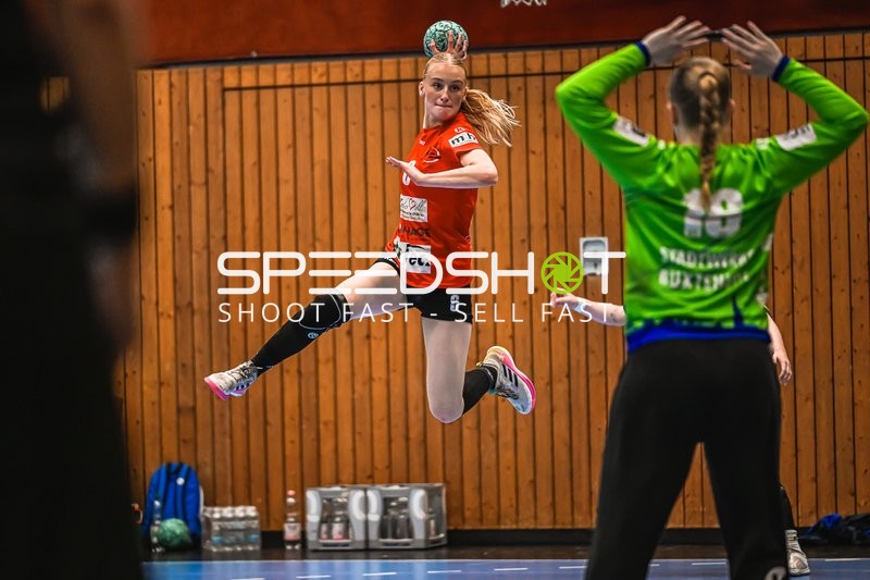 Szene mit Anni Warmboldt (6; TV Hannover-Badenstedt U19) und 19; Buxtehude SV U19