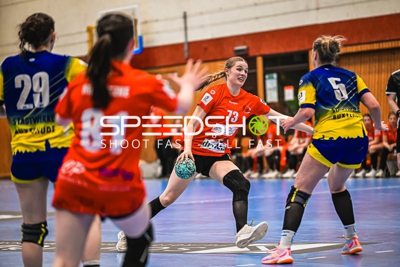 Szene mit Lea-Sophie Graich (73; TV Hannover-Badenstedt U19) und Caja Sophie Sundermann (29; Buxtehude SV U19)