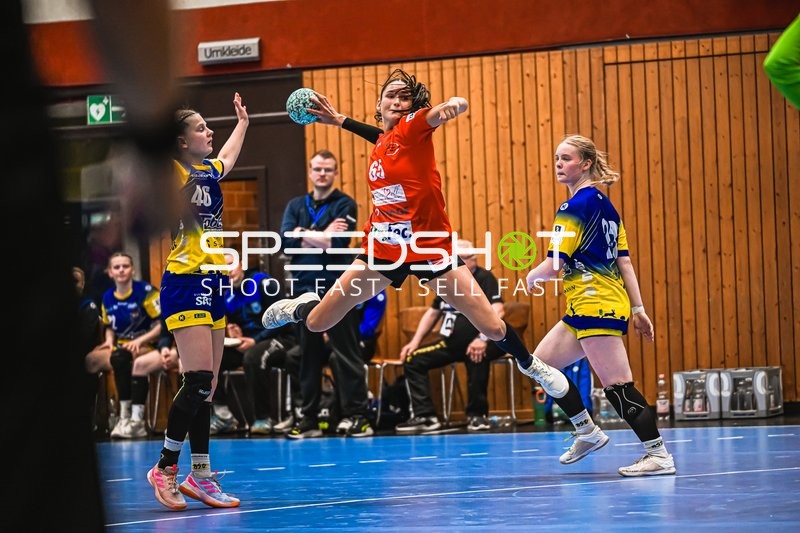 Szene mit Chiara Lavinia Rohr (65; TV Hannover-Badenstedt U19) und Leni Stolle (46; Buxtehude SV U19)