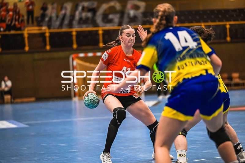 Szene mit Jule-Marie Jördens (41; TV Hannover-Badenstedt U19) und Paula Mews (14; Buxtehude SV U19)