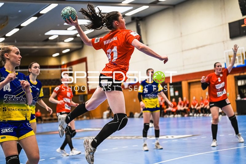 Szene mit Marleen Wiegard (16; TV Hannover-Badenstedt U19) und Paula Mews (14; Buxtehude SV U19)