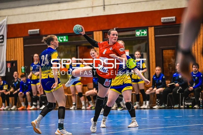 Szene mit Nele Kurok (8; TV Hannover-Badenstedt U19) und Enna Lene Oberländer (24; Buxtehude SV U19)
