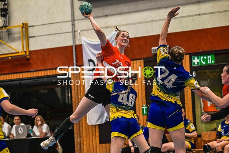Szene mit Lea-Sophie Graich (73; TV Hannover-Badenstedt U19) und Leni Stolle (46; Buxtehude SV U19)