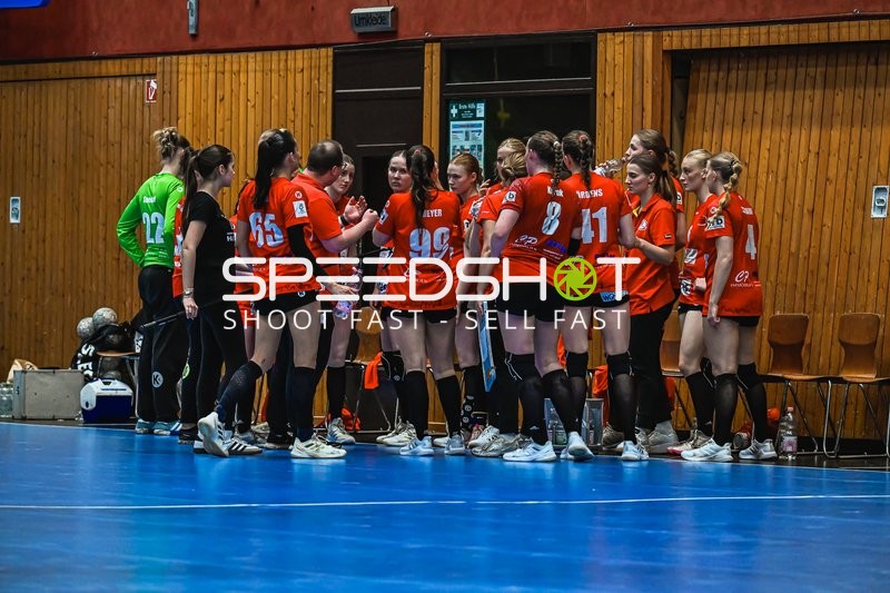 Besprechung von Nelli Scharf (4; TV Hannover-Badenstedt U19) und Team