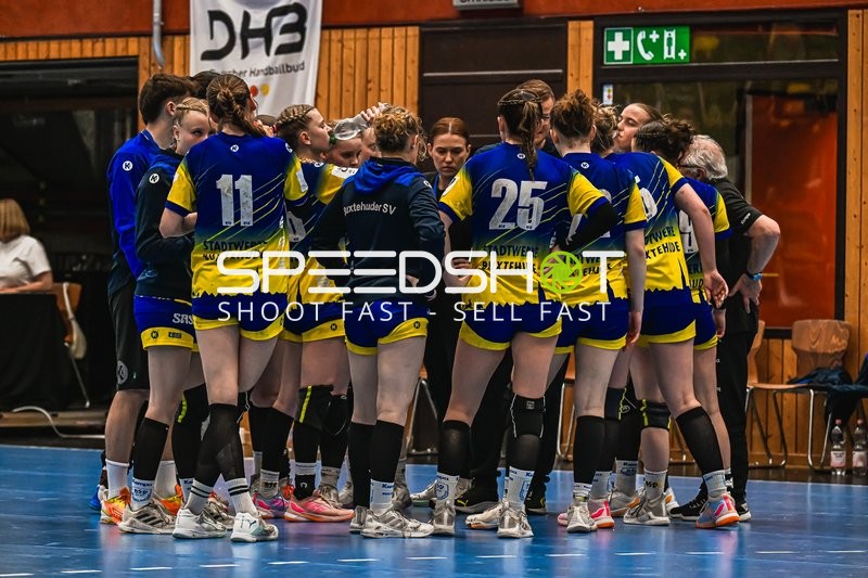 Szene mit Enna Thöming (11; Buxtehude SV U19) und Teamkollegen