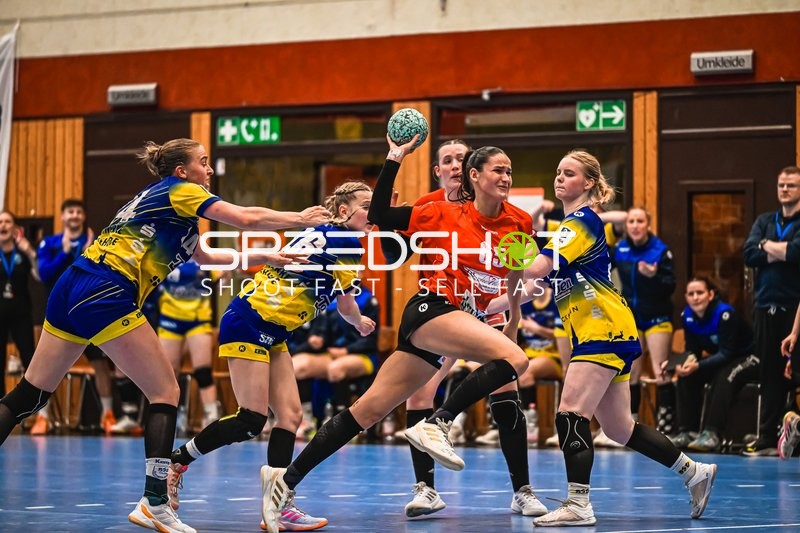 Szene mit Chiara Lavinia Rohr (65; TV Hannover-Badenstedt U19) und Paula Mews (14; Buxtehude SV U19)