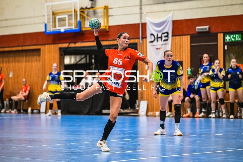 Szene mit Chiara Lavinia Rohr (65; TV Hannover-Badenstedt U19) und Jette Lüer (22; Buxtehude SV U19)