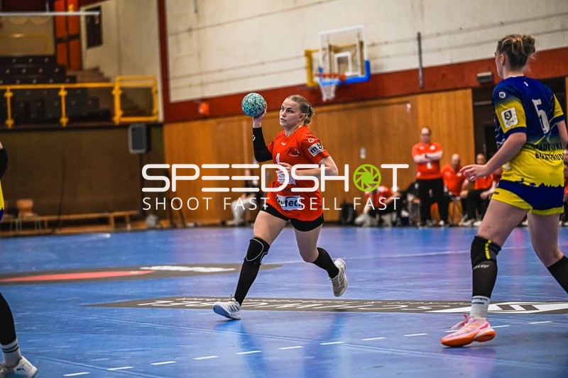 Szene mit Nelli Scharf (4; TV Hannover-Badenstedt U19) und Carlotta Fröhlich (5; Buxtehude SV U19)